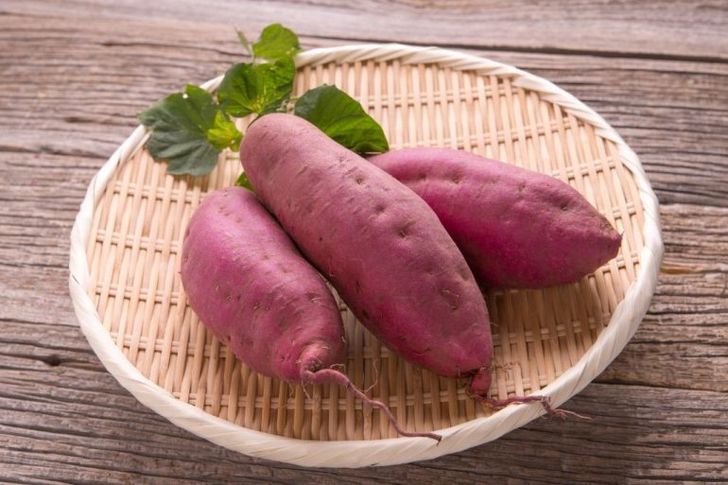 5. Cheese Cheese is a very good source of protein and calcium. With its high fat content, it is a good source of energy for those who want to gain weight. Girls who like to eat food that is delicious and high in calories can choose cheese as an ingredient in their menu. There are many types of cheese, both those used for making sauces for pasta or cheese salads. It is a unique choice and also adds flavor to the food. 6. Banana Bananas are a high-calorie fruit, rich in carbohydrates that help increase energy in the body. They are very suitable for people who want to gain weight because bananas contain natural sugars that provide instant energy and do not cause blood sugar levels to rise too high. In addition, bananas contain potassium that helps control muscle function and maintain heart function. Gaining weight healthily is not difficult if you, ladies, choose to eat foods that are full of nutritional value and help increase energy for the body. In addition to helping you gain weight, it also helps you be healthier. Don't forget to eat a variety of foods from all 5 food groups along with exercise to build muscle. This will help you gain weight and have a good-looking and strong body shape.